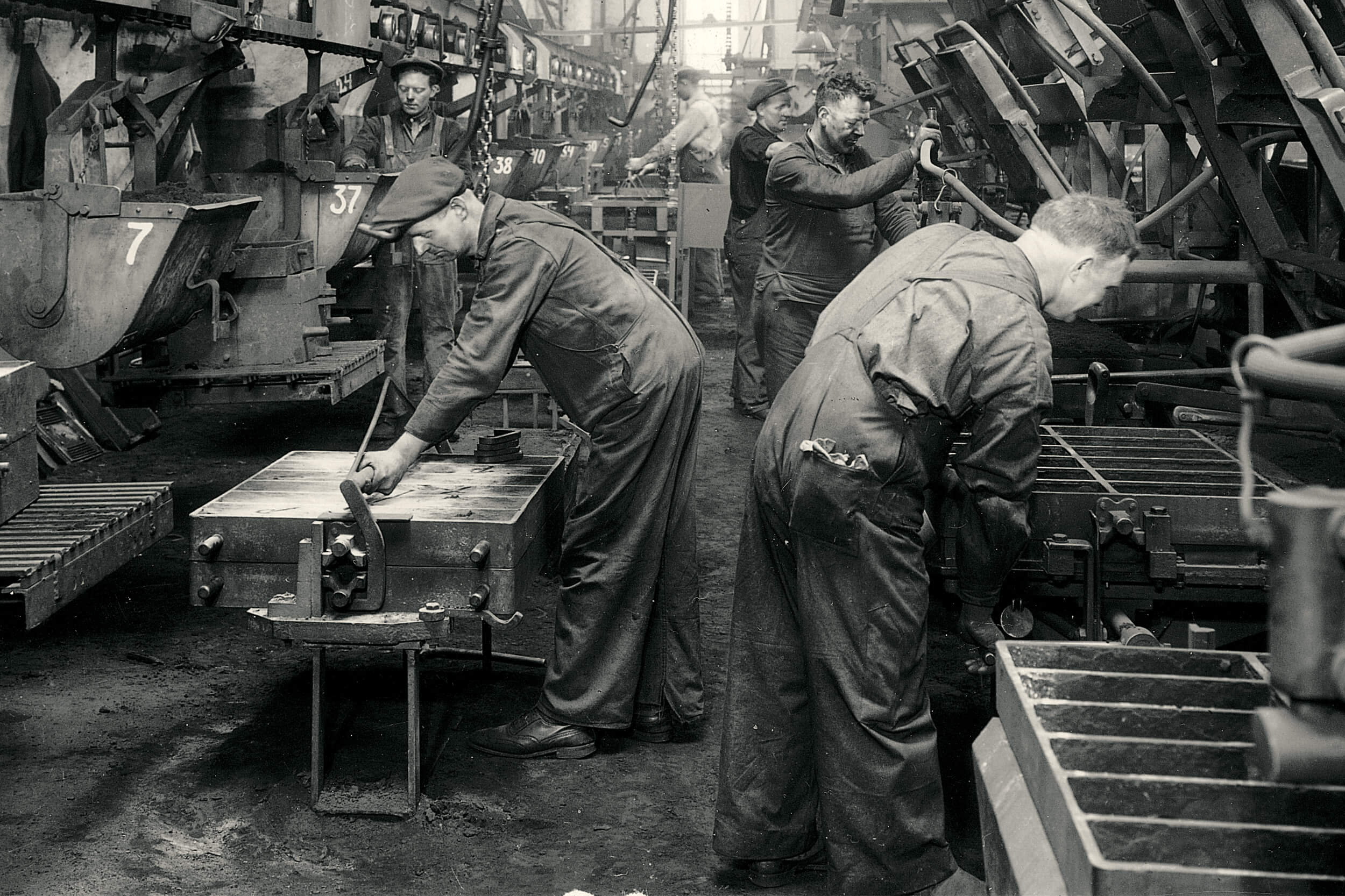 Old picture of men working at Jøtul factory