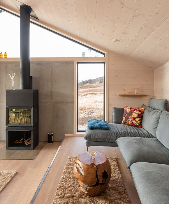 The wood-burning stove Jøtul F 520 HT in a beautifully finished, architect designed cabin