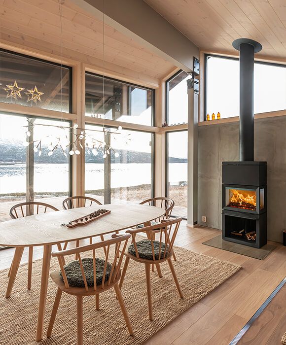 The wood-burning stove Jøtul F 520 HT in a beautifully finished, architect designed cabin
