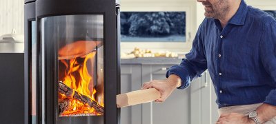 Jøtul F 373 Advance and man. Photo.