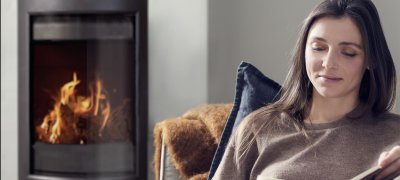 Woman in front of F 373. Photo.