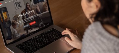 Dame som søker etter peis på nettet