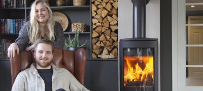 Man and woman in front of the Jøtul F 373 Advance wood stove