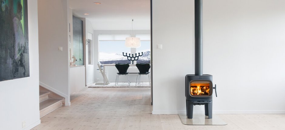 Jøtul F 105 LL black wood stove in modern living room 
