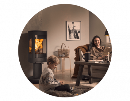 Mother and son in the living room with wood stove Jøtul F 373 Advance