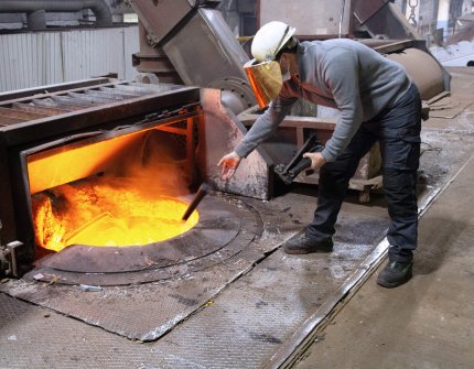 Man recycling Jøtul products