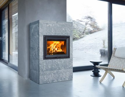 Jøtul FS 175 square fireplace with gray soapstone in a modern living room 