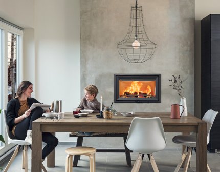 Mother and son sitting in the kitchen in front of fireplace insert Jøtul I 620 F