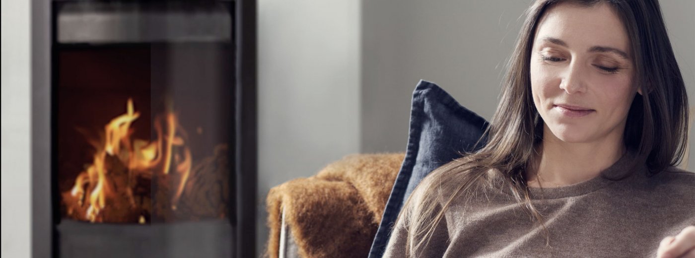 Woman in front of F 373. Photo.