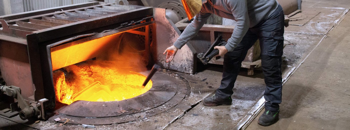 Man recycling Jøtul products