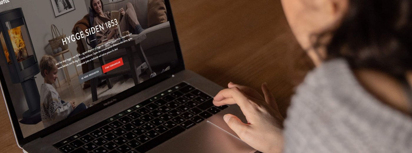 Dame som søker etter peis på nettet