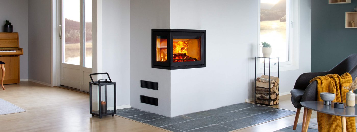 Jøtul I 520 FL fireplace insert in white wall in Scandinavian interior