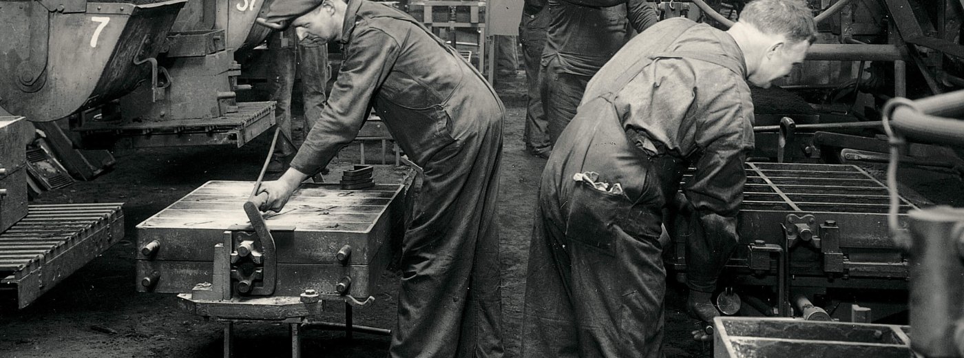Old picture of Jøtul factory with men at work