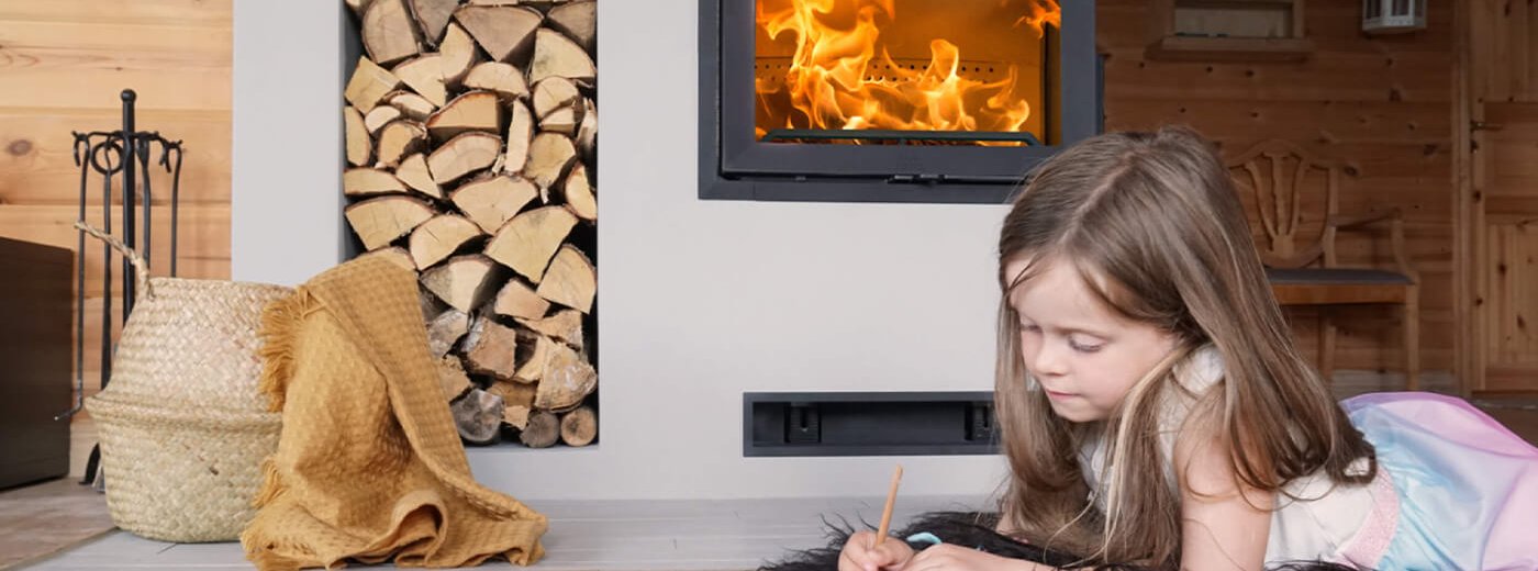 Girl sitting in front of the fireplace Jøtul I 520 FR