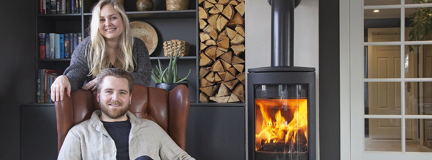 Man and woman in front of the Jøtul F 373 Advance wood stove